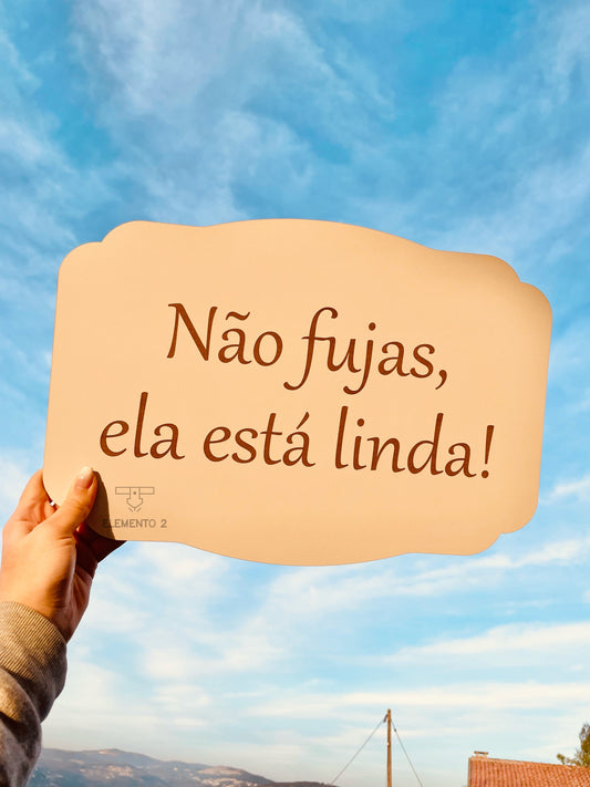 Placa Casamento “Não fujas, ela está linda”