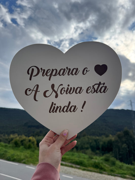 Placa Casamento “Prepara o coração, a noiva está linda”