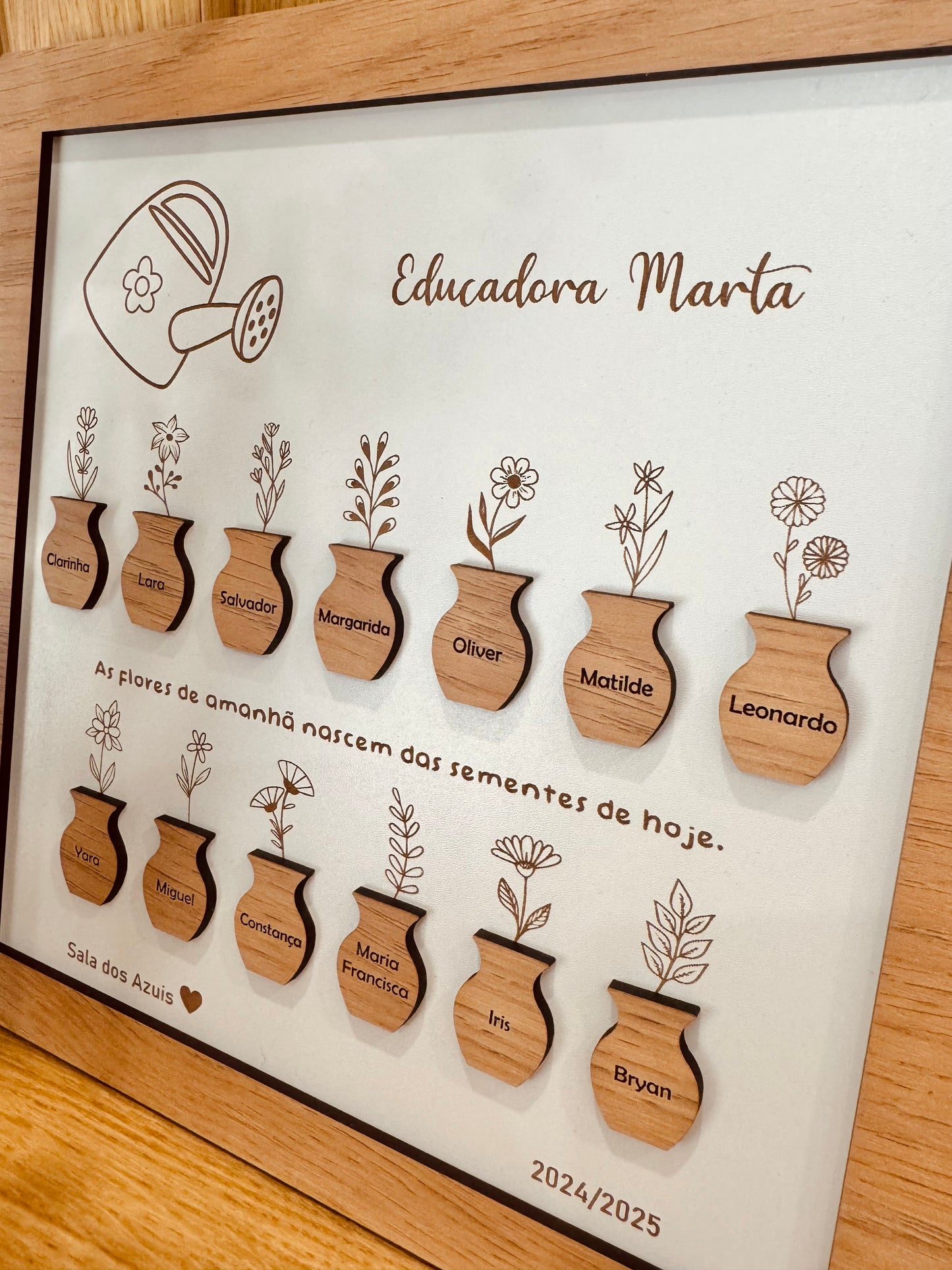 Moldura com vasos e flores